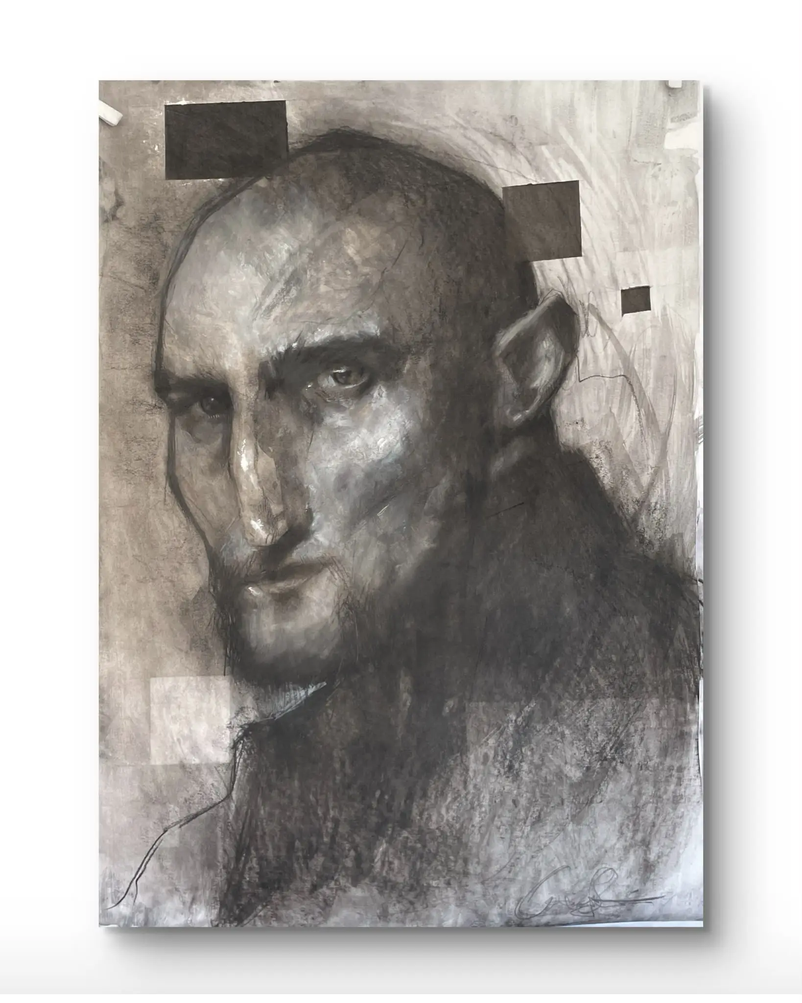 Ritratto a carboncino di un uomo con il capo rasato, sguardo di tre quarti verso sinistra, volto costruito su segni sovrapposti e rettangoli scuri sullo sfondo.