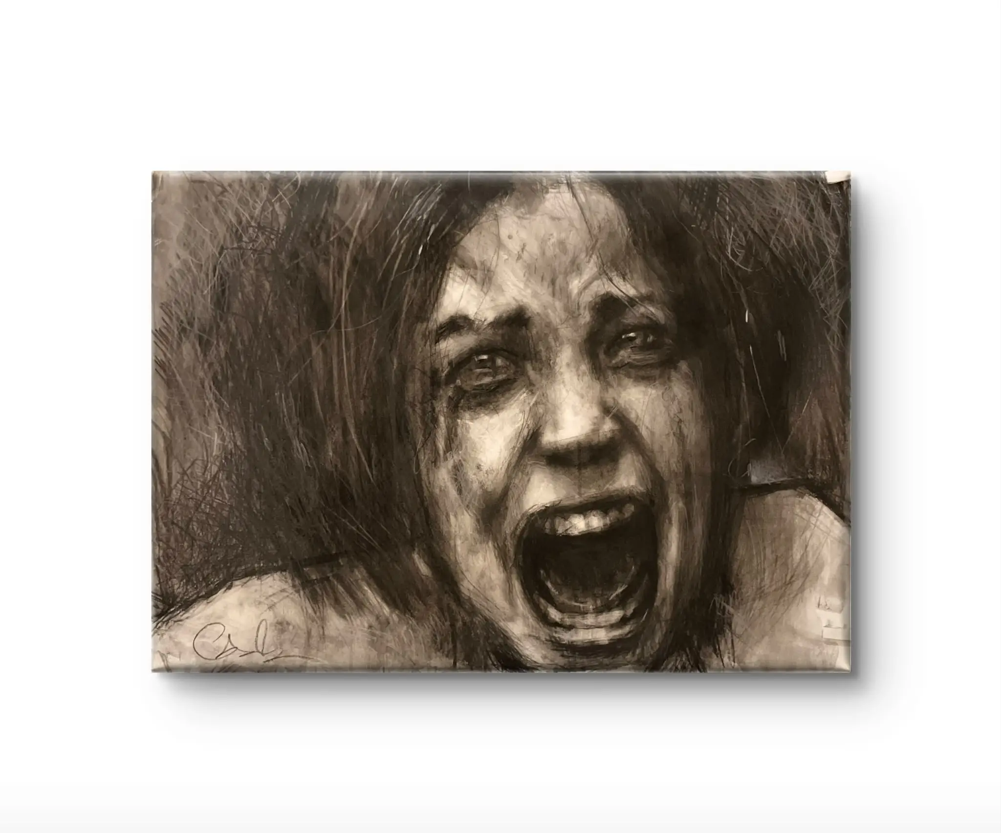 Ritratto a carboncino di una donna che urla, capelli scomposti, bocca spalancata, il volto emerge da un intreccio fitto di segni.